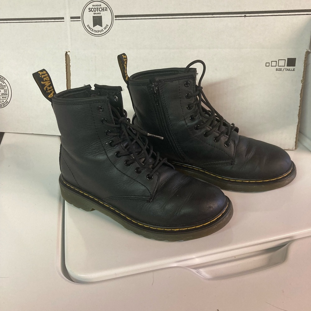 Doc Martens black Leather ankle boots with side zipper in  size 4 (35)